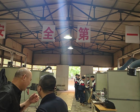 和靈石縣第一職業(yè)高中校領(lǐng)導(dǎo)在?？疾? /></div>
		<h2 id=