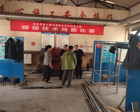 和靈石縣第一職業(yè)高中校領(lǐng)導(dǎo)在?？疾? /></div>
		<h2 id=