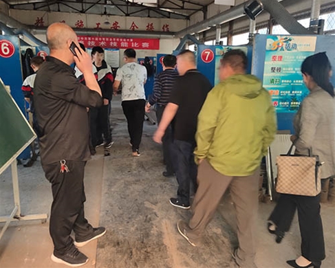 和靈石縣第一職業(yè)高中校領(lǐng)導(dǎo)在?？疾? /></div>
		<h2 id=